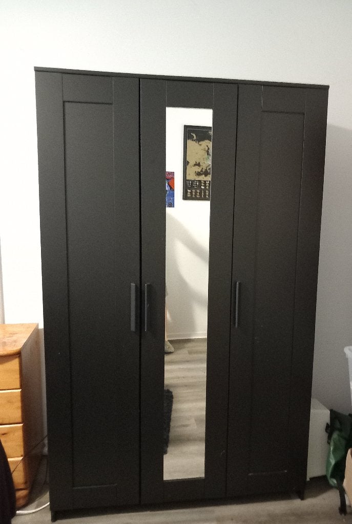 IKEA BRIMNES kledingkast 3-deurs zwart met spiegel, Huis en Inrichting, Kasten | Kledingkasten, Ophalen, 100 tot 150 cm, Zo goed als nieuw