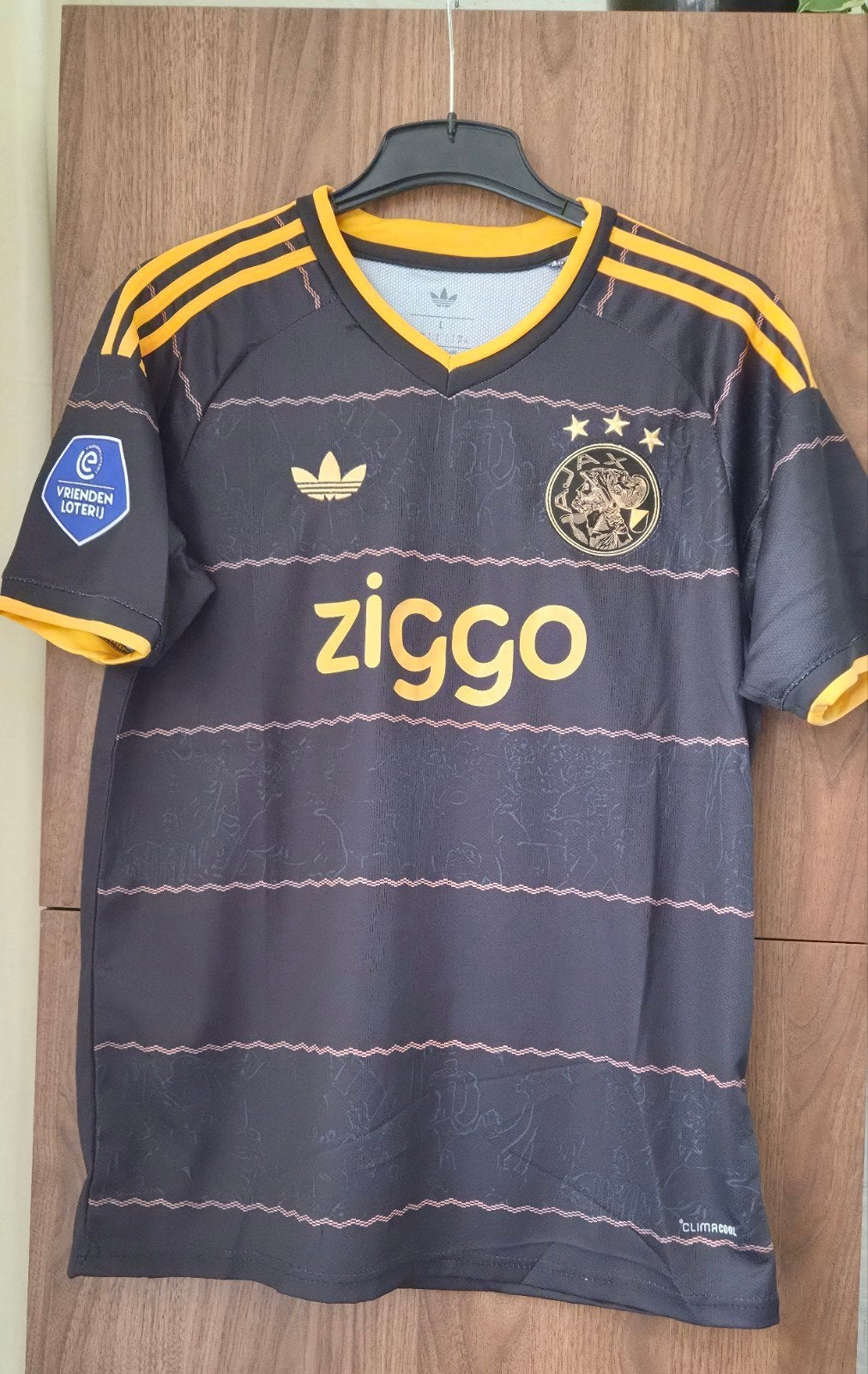 Ajax uitshirt 26/27 Nieuw - Maten M & L met Eredivisie badge, Ophalen of Verzenden, Nieuw, Maat 48/50 (M), Voetbal