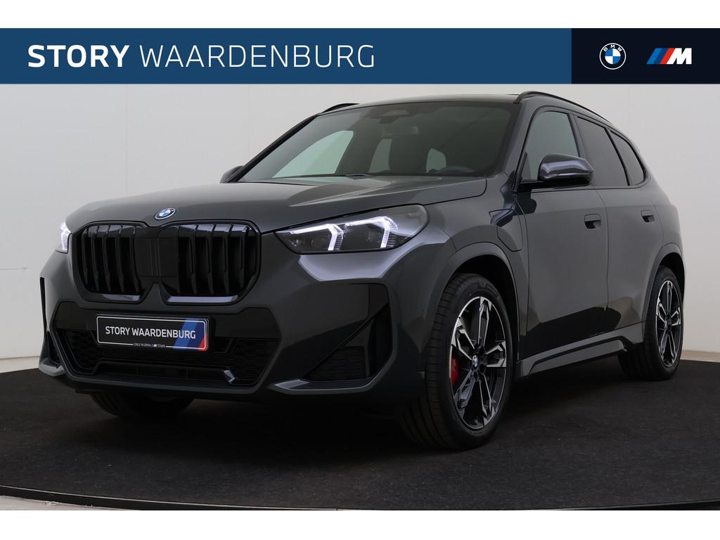 BMW X1 xDrive25e M Sport Automaat / Panoramadak / Trekhaak /, Zwart, Leder, Bedrijf, Hybride Elektrisch/Benzine