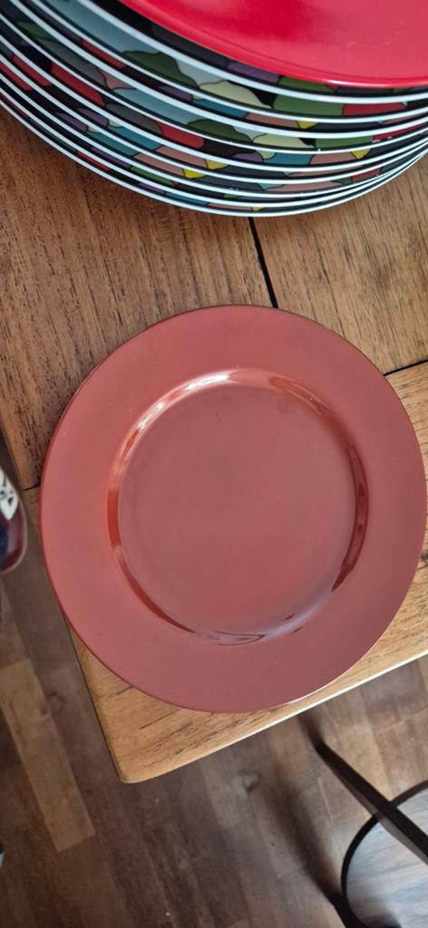 Bord roestrood Taitu Uno diameter 19,5, Huis en Inrichting, Keuken | Servies, Ophalen of Verzenden, Porselein, Overige stijlen