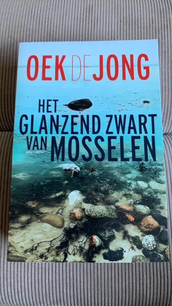 Oek de Jong - Het glanzend zwart van mosselen, Boeken, Ophalen of Verzenden, Zo goed als nieuw, Oek de Jong