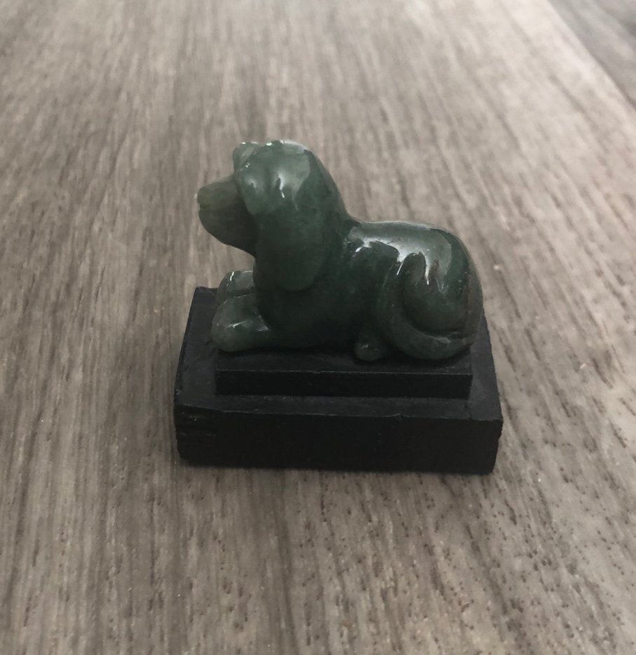 Groen jade hondje beeldje op sokkel, Ophalen of Verzenden, Zo goed als nieuw