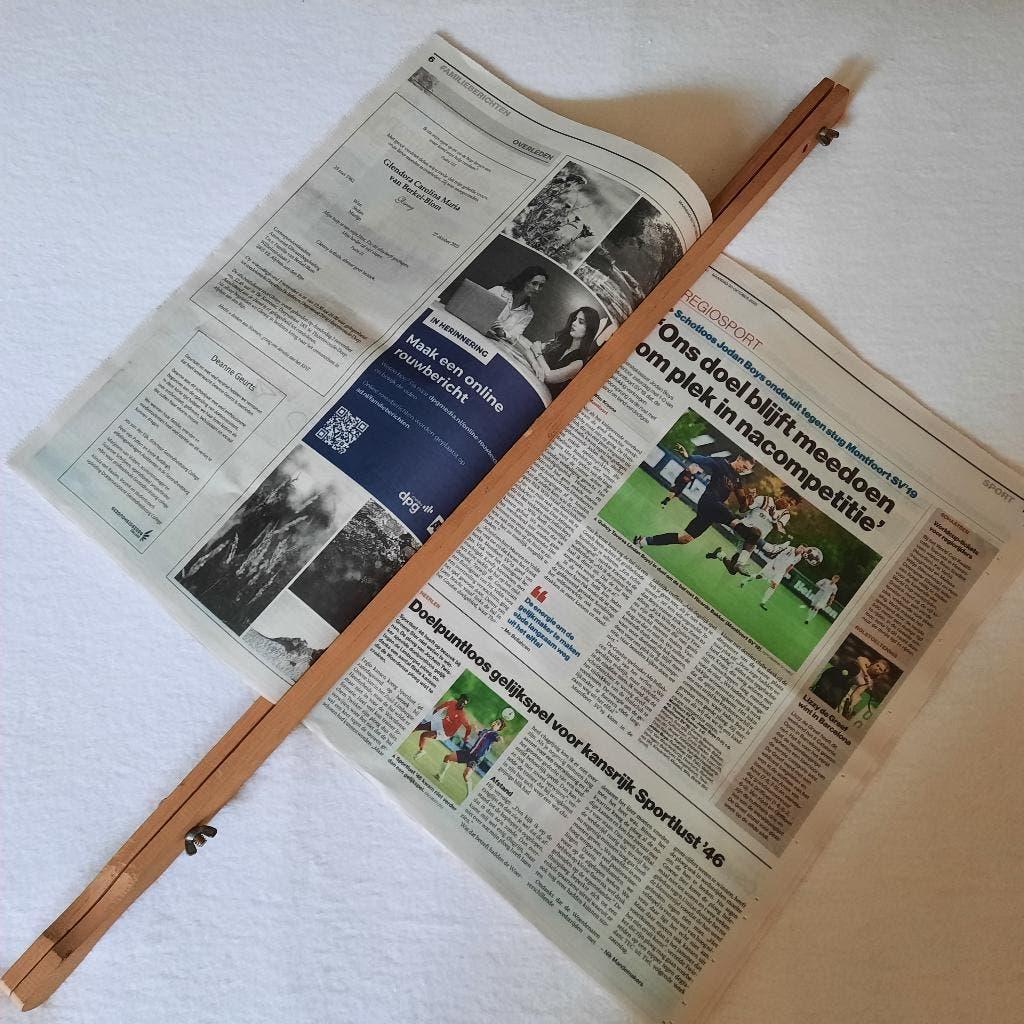 Vintage - Krant bij de hand om de krant te lezen, Ophalen of Verzenden, Gelezen, Krant