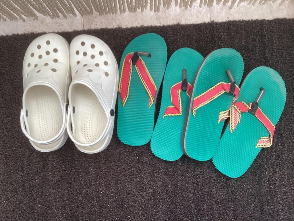 KLOMPEN EN ZOMERSLIPPERS  maat 39 , 3 paar €3, Kleding | Dames, Ophalen, Zo goed als nieuw, Wit, Slippers