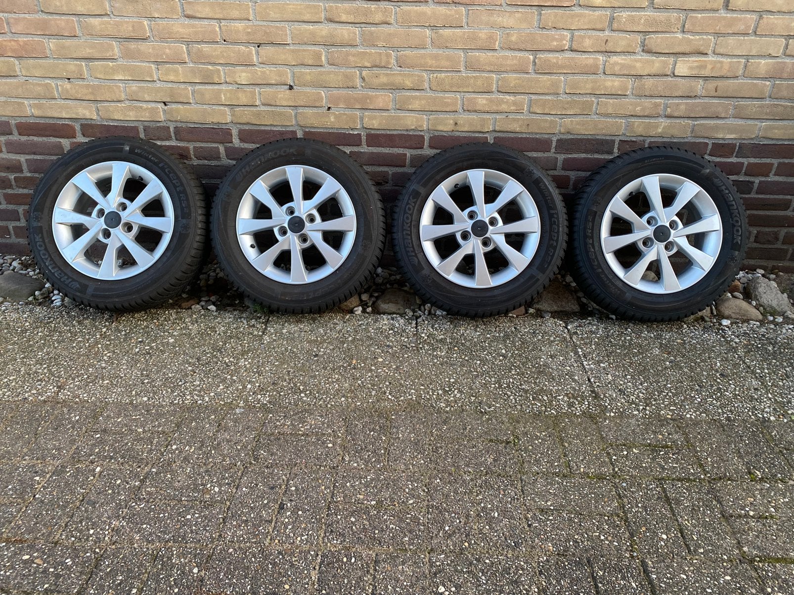 Winterbanden - VW Up - Hankook banden - 165/70 R14, Auto-onderdelen, Banden en Velgen, Ophalen, 14 inch, Banden en Velgen, Winterbanden