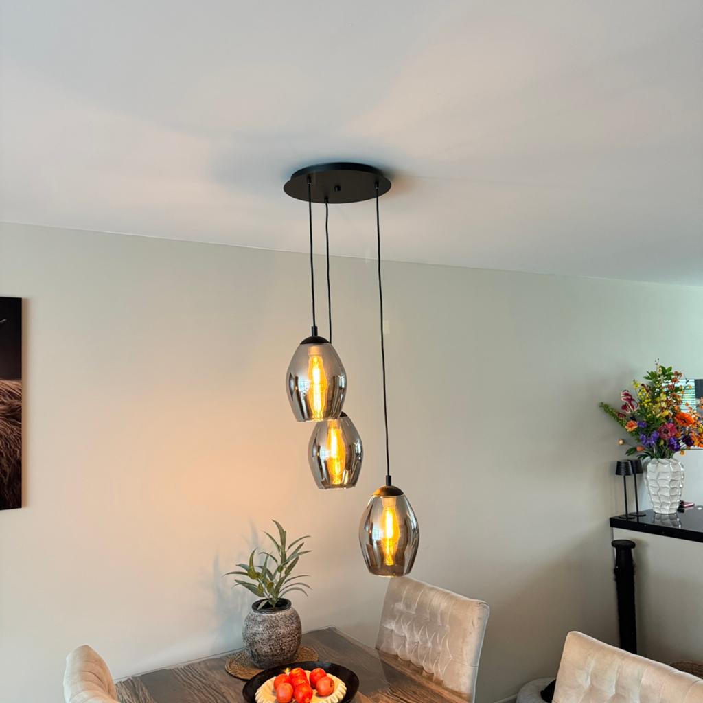 Moderne hanglamp met 3 glazen kappen, Huis en Inrichting, Lampen | Hanglampen, Ophalen, Zo goed als nieuw, Glas, 75 cm of meer