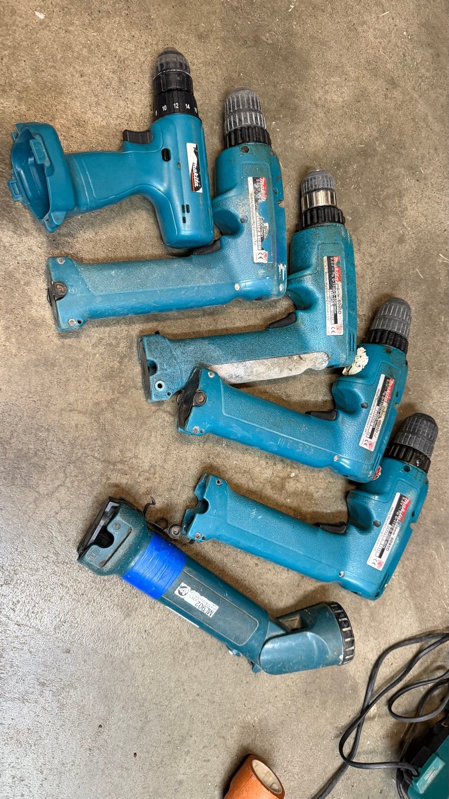 5 Makita Accuboormachines en 1 lamp - Accu's defect, Ophalen, Gebruikt, Boormachine