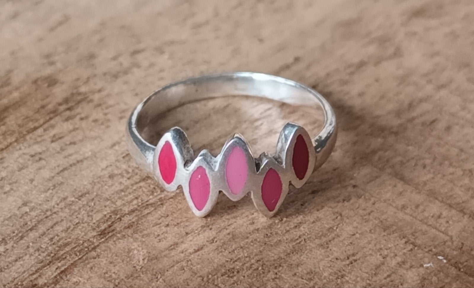 Zilveren ring met roze emaille details - Maat 13, Gebruikt, Ophalen of Verzenden, Kleiner dan 17, Roze