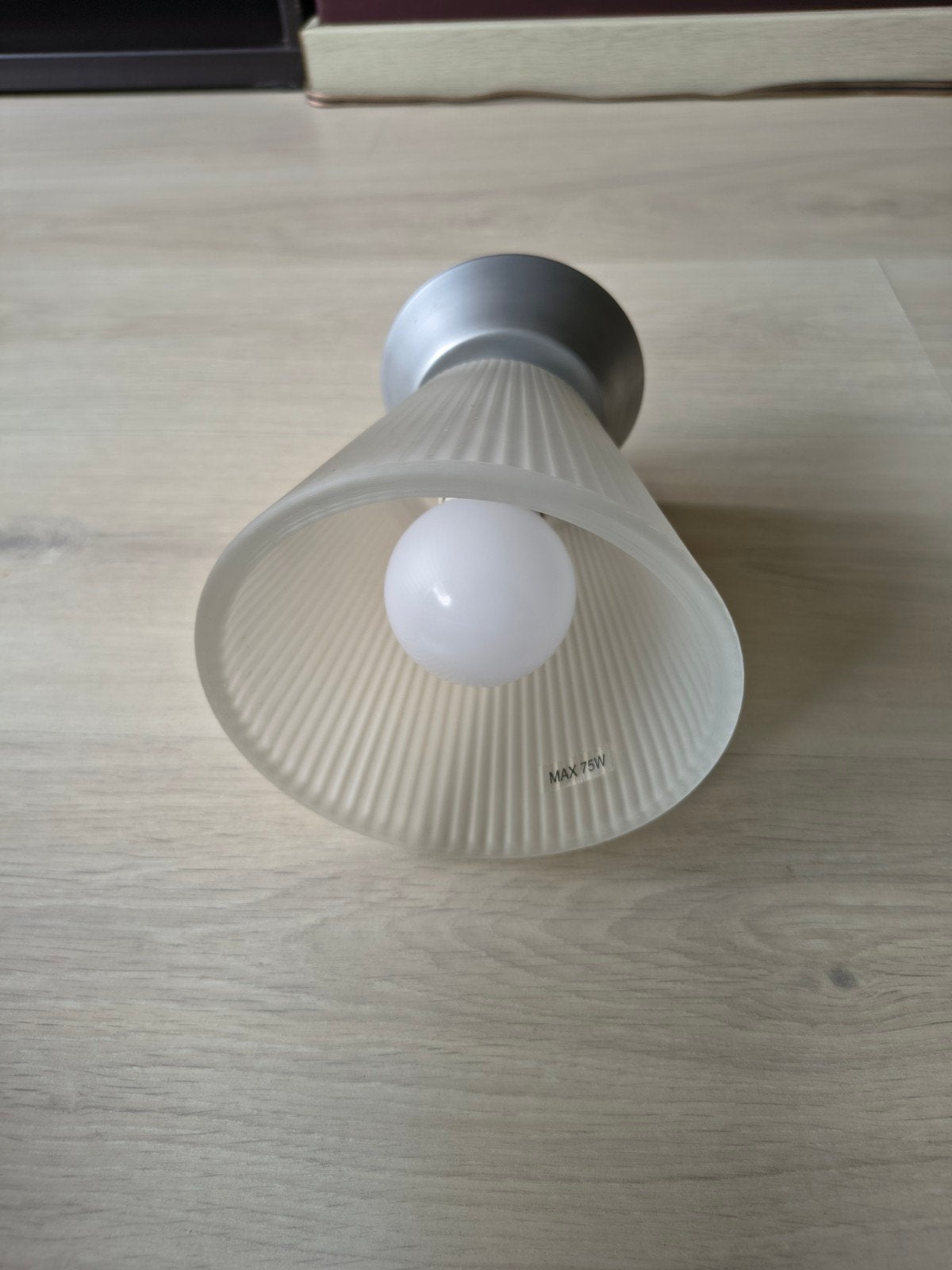 Plafondlamp met geribbeld glazen kapje, Ophalen