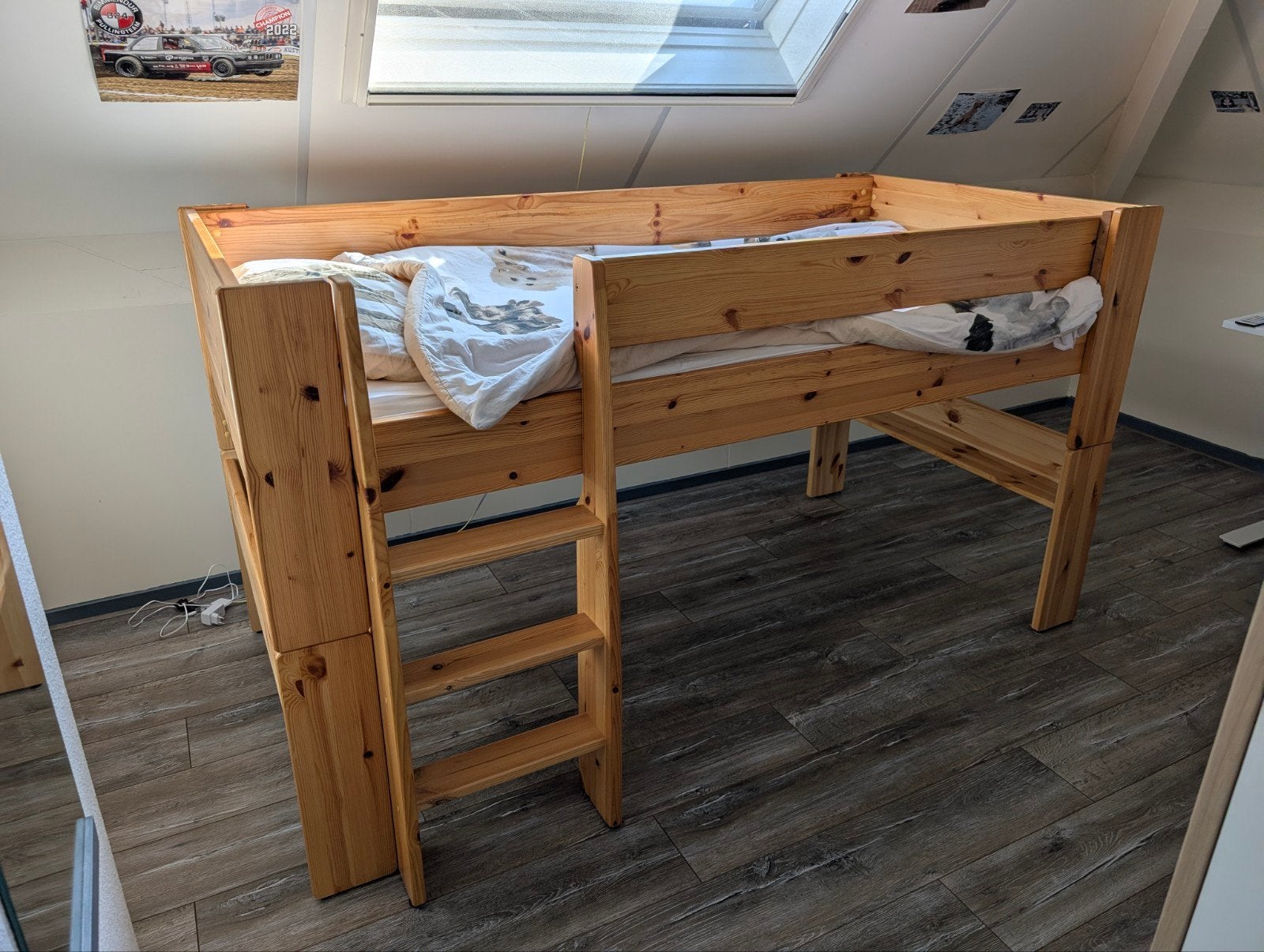 Grenen halfhoogslaper/laag bed met blauwe gordijntjes, Ophalen, 90 cm, Eenpersoons, Blauw