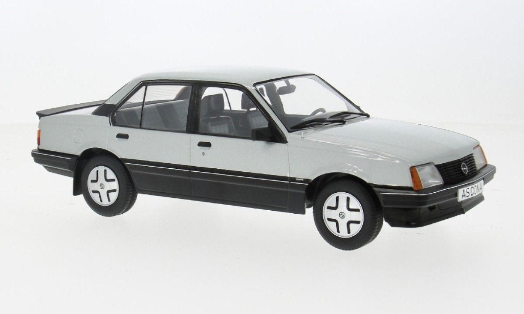 Opel Ascona C SR, Zilver, 1981, 1:18, Hobby en Vrije tijd, Modelauto's | 1:18, Overige merken, MCG, Auto, Nieuw