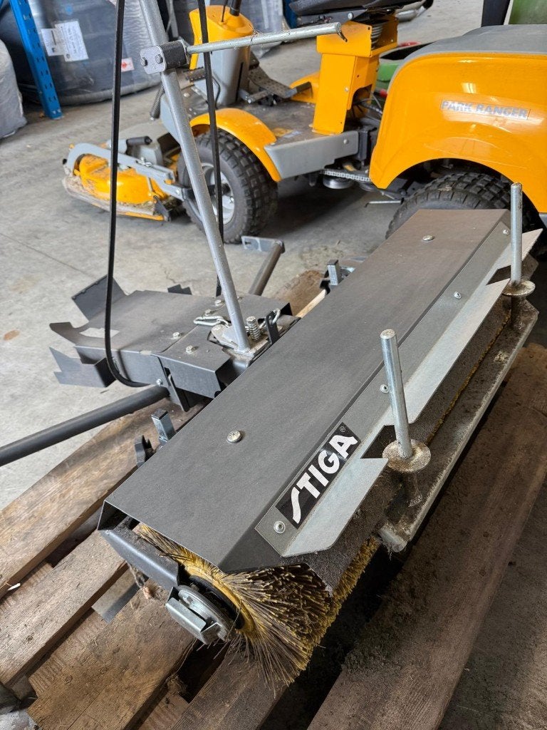 Stiga Kova T-20451 veegmachine frontborstel met opvangbak, Ophalen, Stiga, Zo goed als nieuw, Opvangbak