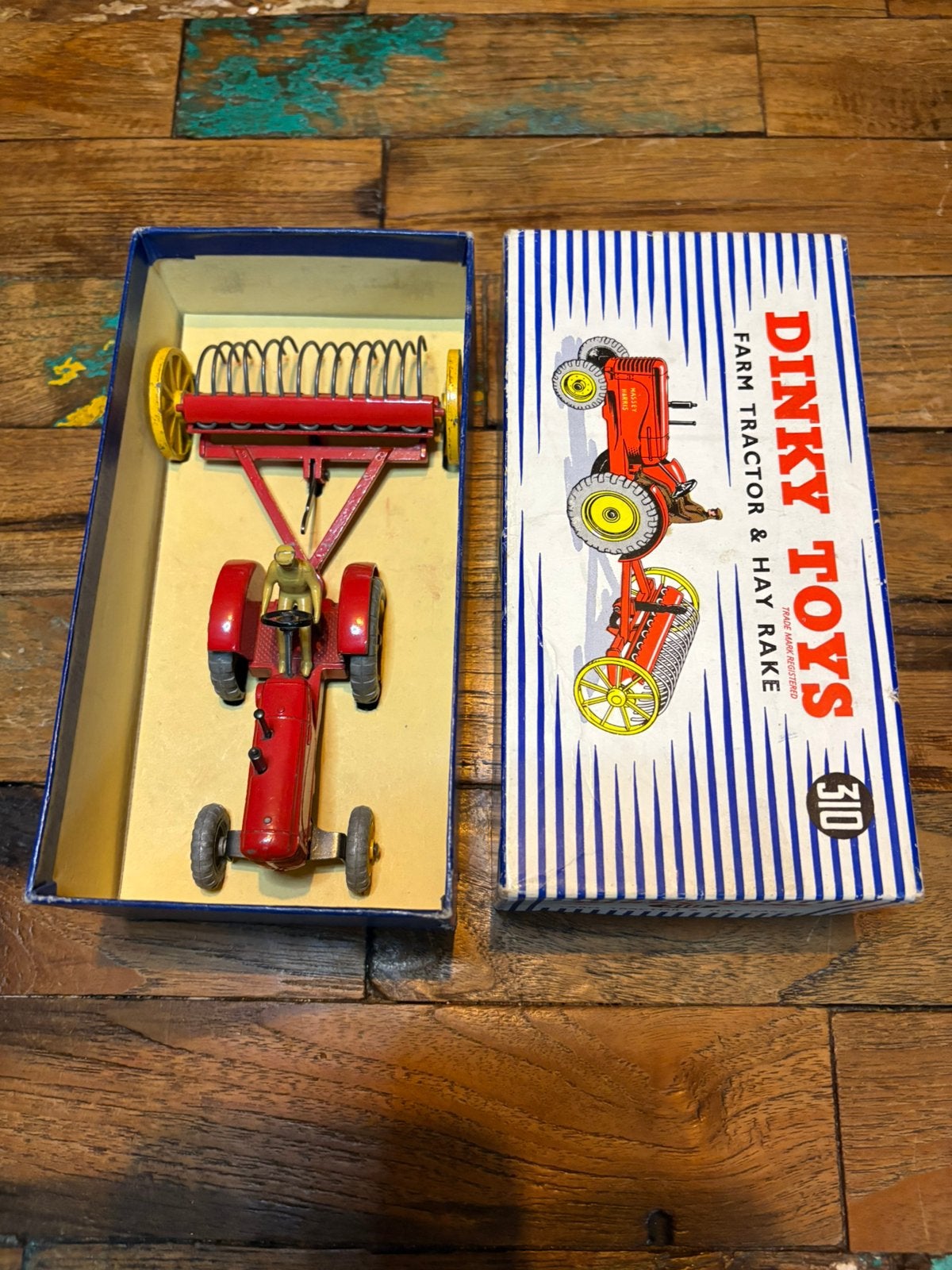 Dinky Toys 310 Farm Tractor Hay Rake Originele doos + inzet, Hobby en Vrije tijd, Modelauto's | 1:43, Ophalen of Verzenden, Zo goed als nieuw