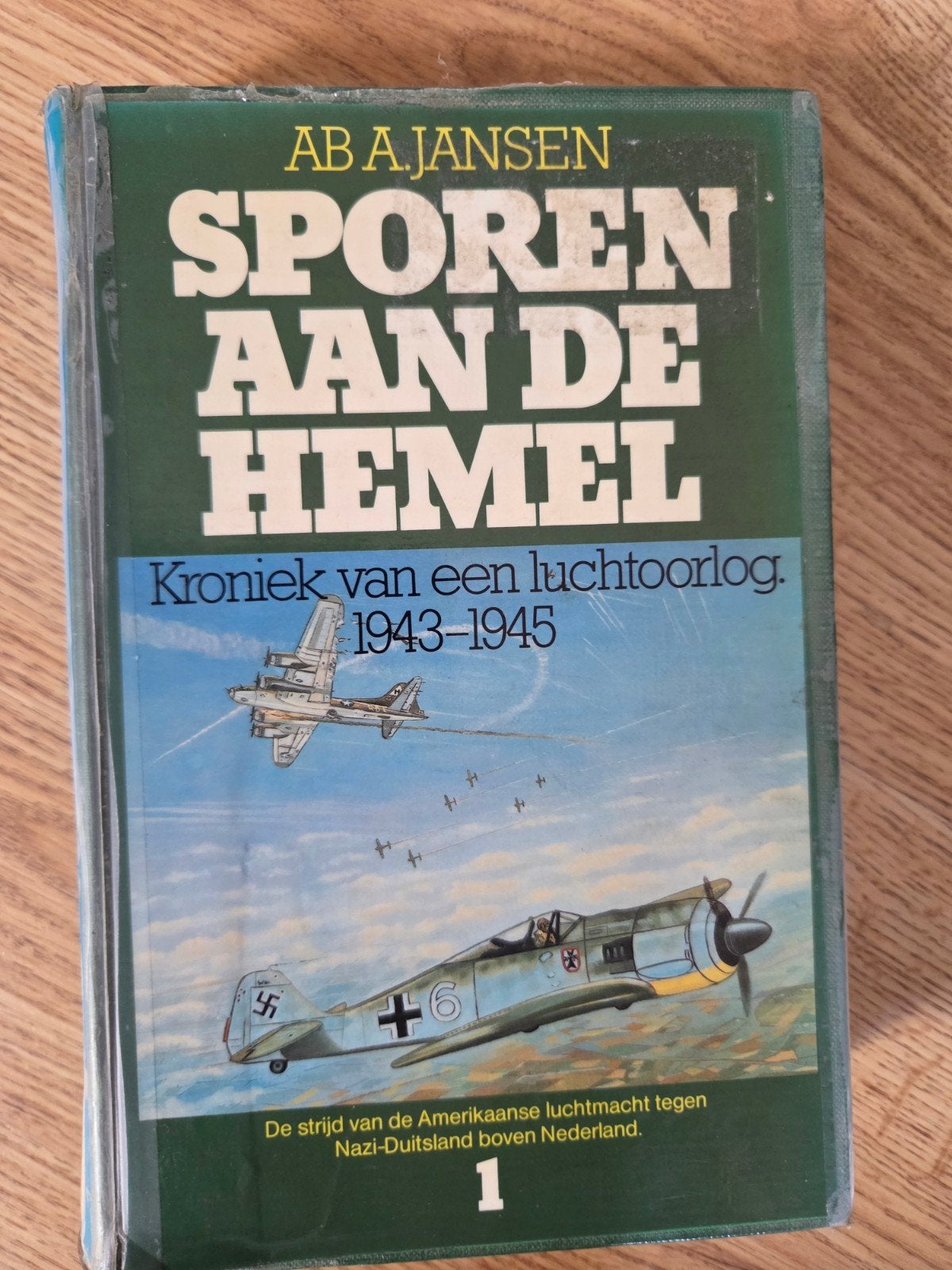 Sporen aan de Hemel - Kroniek luchtoorlog 1943-1945, Boeken, Ophalen of Verzenden, Gelezen