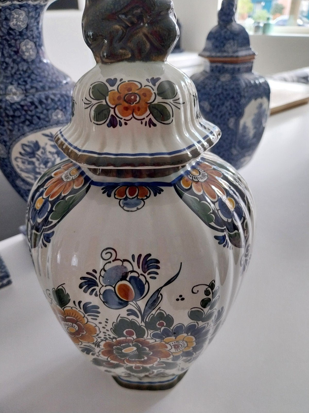 Delfts Blauw Polychroom Vaas met Deksel - Handgeschilderd, Ophalen