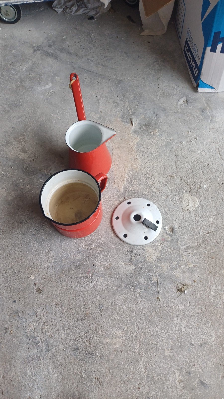 Vintage geëmailleerde koffiepot en melkkan, rood, Antiek en Kunst, Antiek | Emaille, Ophalen of Verzenden