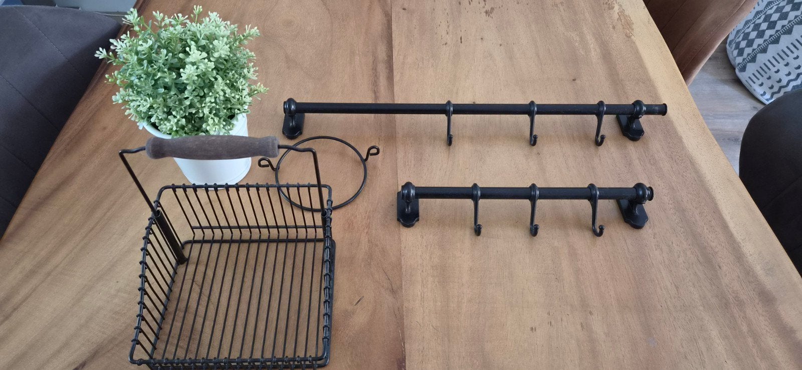 Ikea zwarte metalen rekjes met haken, mandje en kunstplantje, Ophalen, Metaal, Industrieel, Gebruikt