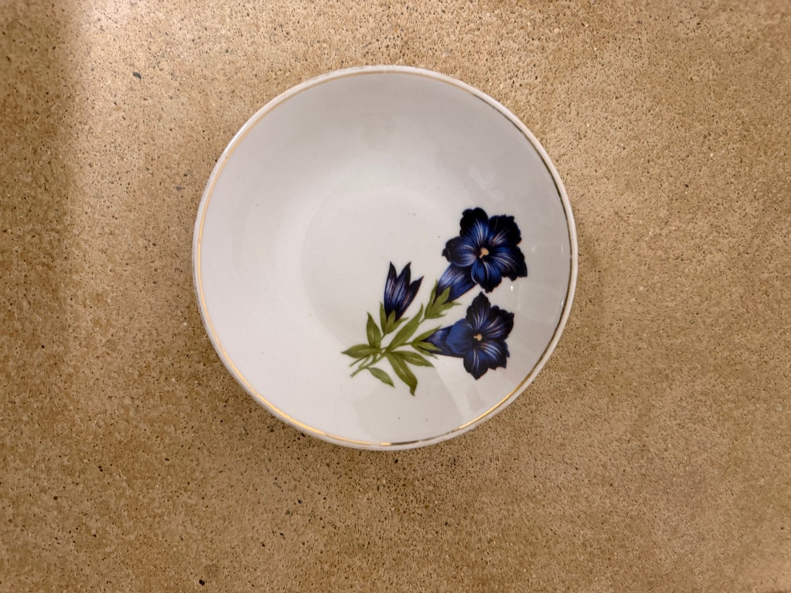 Wit schaaltje met blauwe bloemen en gouden rand, Ophalen of Verzenden