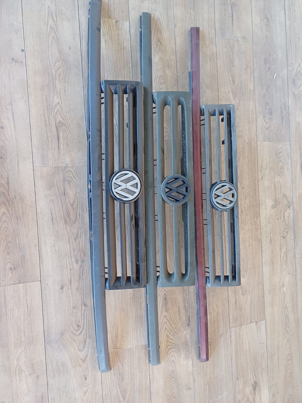 VW Golf 3 / Vento 2 92er Grill - 1 normale, Ophalen of Verzenden, Nieuw, Voor, Bumper