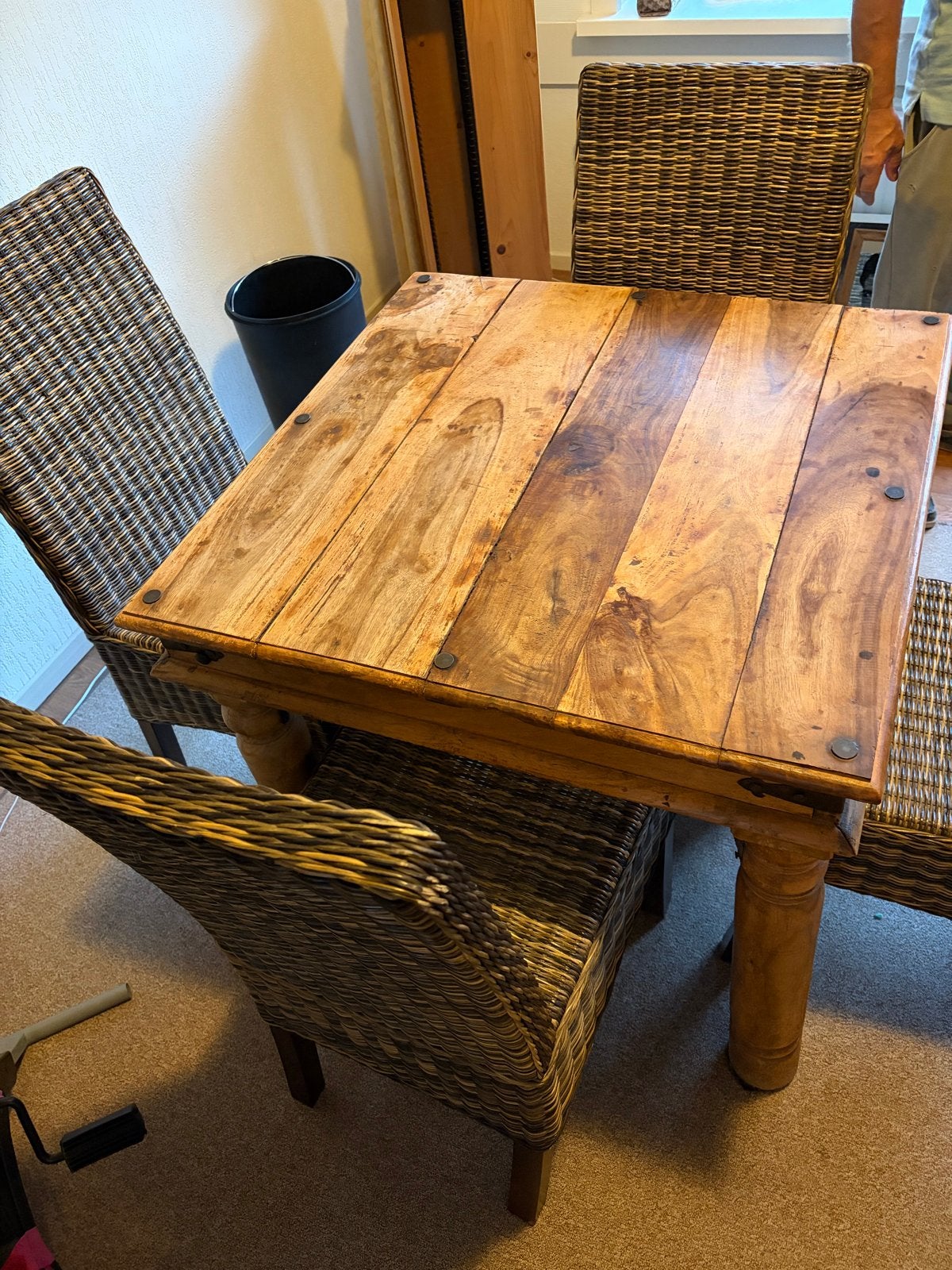Houten eettafel met 4 rotan stoelen, Huis en Inrichting, Ophalen, Gebruikt, Vierkant, 50 tot 100 cm