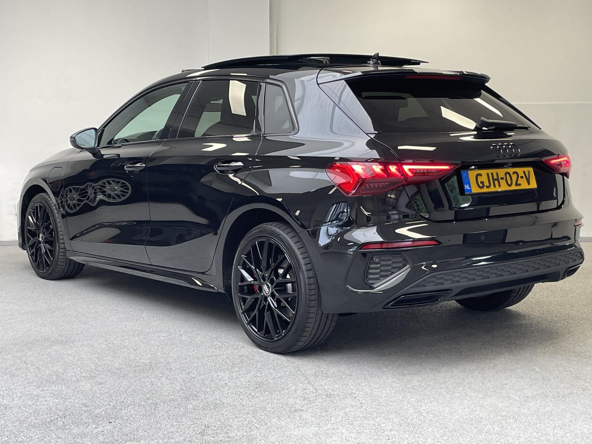 Audi A3 Sportback 45 TFSI e S edition Competition | PANO | R, Auto's, Gebruikt, 4 cilinders, Met garantie (alle), Zwart