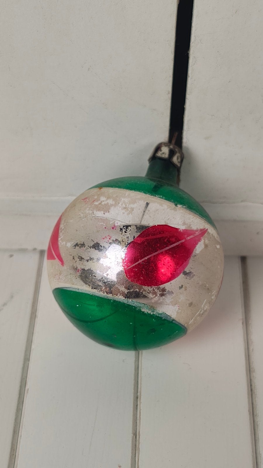 Oude vintage glazen kerstbal – groen met roze blaadjes / mot, Verzenden