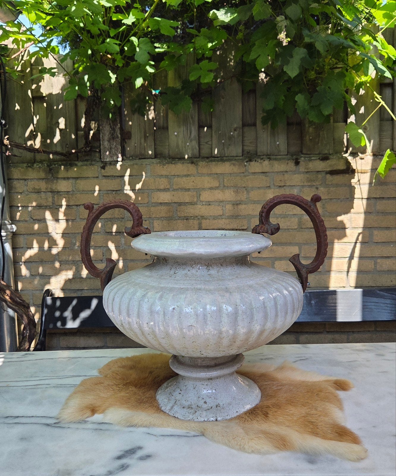Antieke Franse Tuinvaas / Urn – Terracotta & Gietijzer, Tuin en Terras, Ophalen