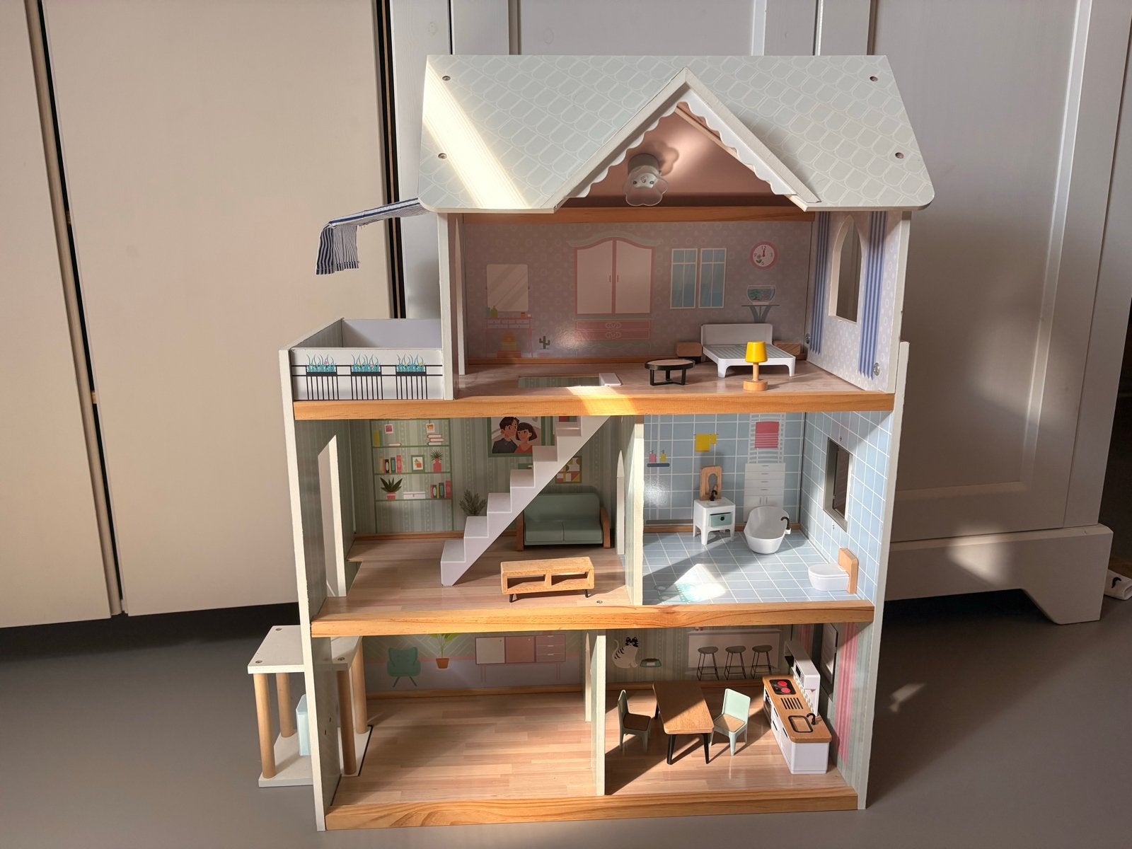 Houten Poppenhuis met Meubeltjes, Kinderen en Baby's, Speelgoed | Poppenhuizen, Ophalen, Zo goed als nieuw, Poppenhuis