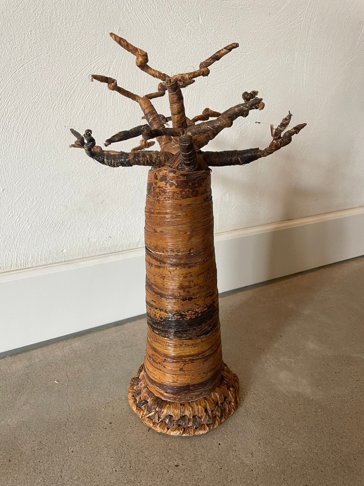 Mooie decoratieve boom van bananenblad gemaakt. 35 cm hoog, Huis en Inrichting, Woonaccessoires | Zuilen en Pilaren, Ophalen of Verzenden