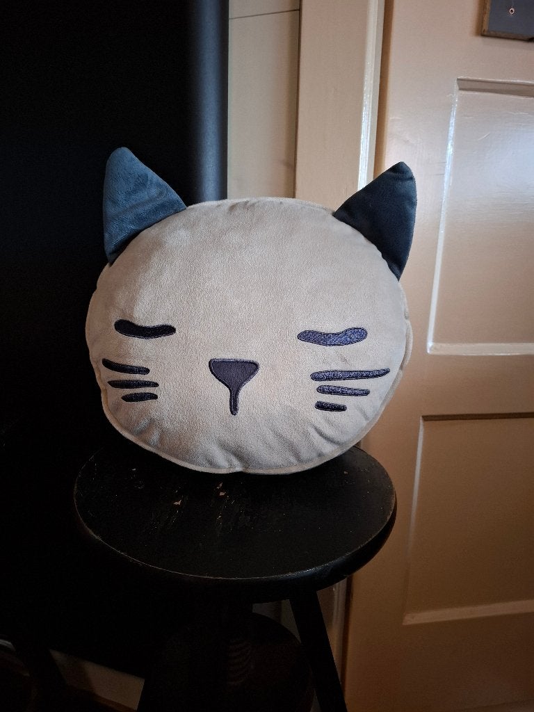 Ikea Ronde kussen poes 2 kleurig grijs oogjes dicht 34x38cm, IKEA, Grijs, Ophalen of Verzenden, Zo goed als nieuw