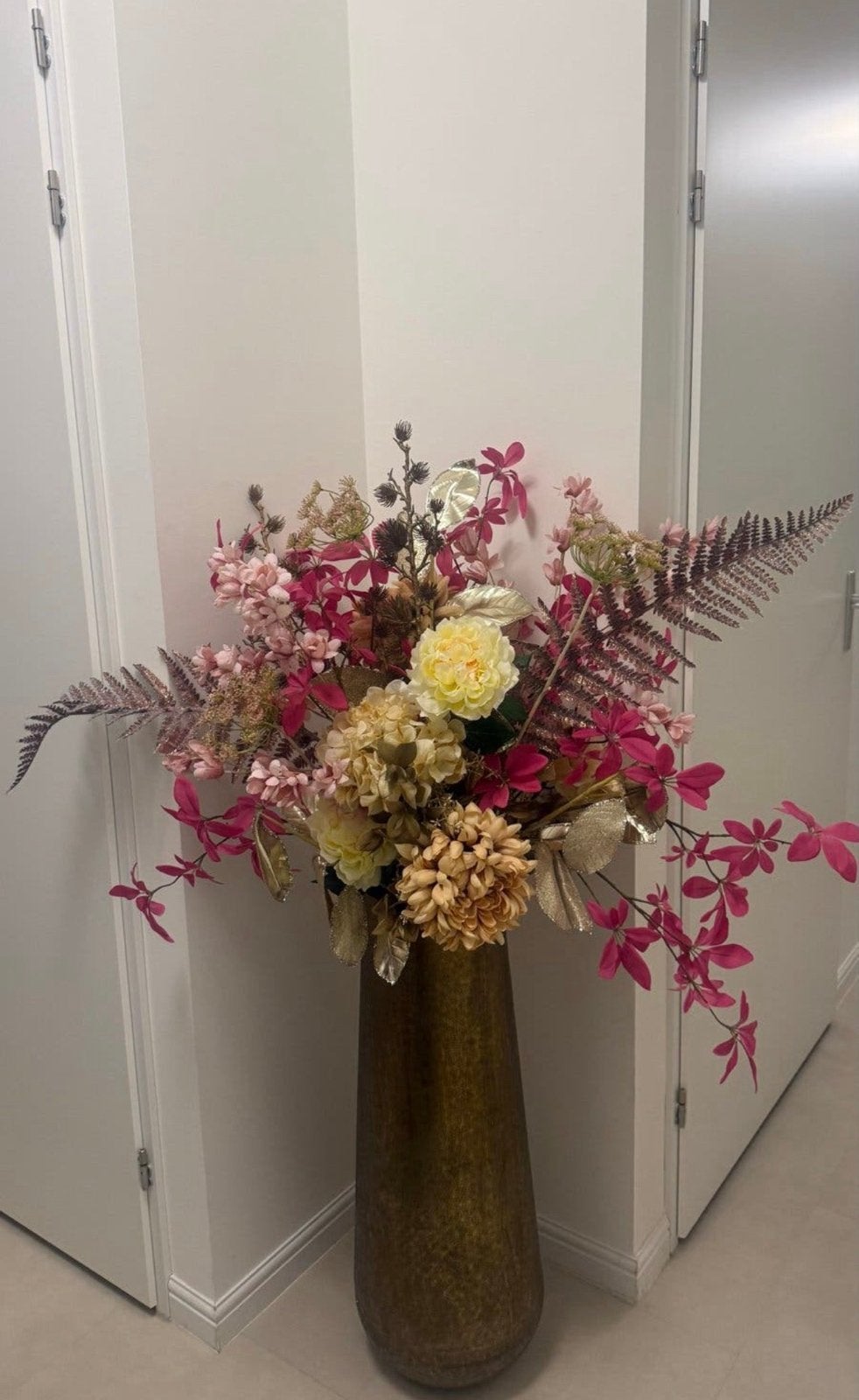 Grote gouden vaas met bloemen, Huis en Inrichting, Ophalen, Inclusief decoratie, Zo goed als nieuw, Metaal