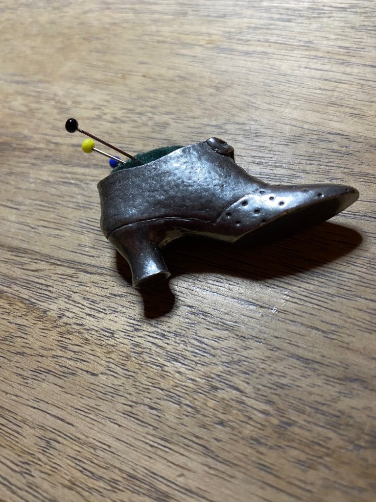 Vintage tinnen schoenspeldenkussen, Ophalen of Verzenden, Zo goed als nieuw, Overige typen