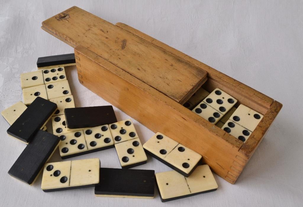 Antiek benen Domino spel + houten kistje, 28 stenen compleet, Ophalen of Verzenden, Gebruikt, Overige typen