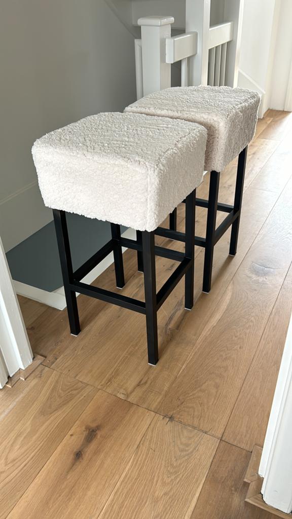 Set van 2 Barkrukken met Zwarte Poten en Teddy Stof, Huis en Inrichting, Barkrukken, Ophalen, Met voetsteun, 60 tot 90 cm, Zo goed als nieuw