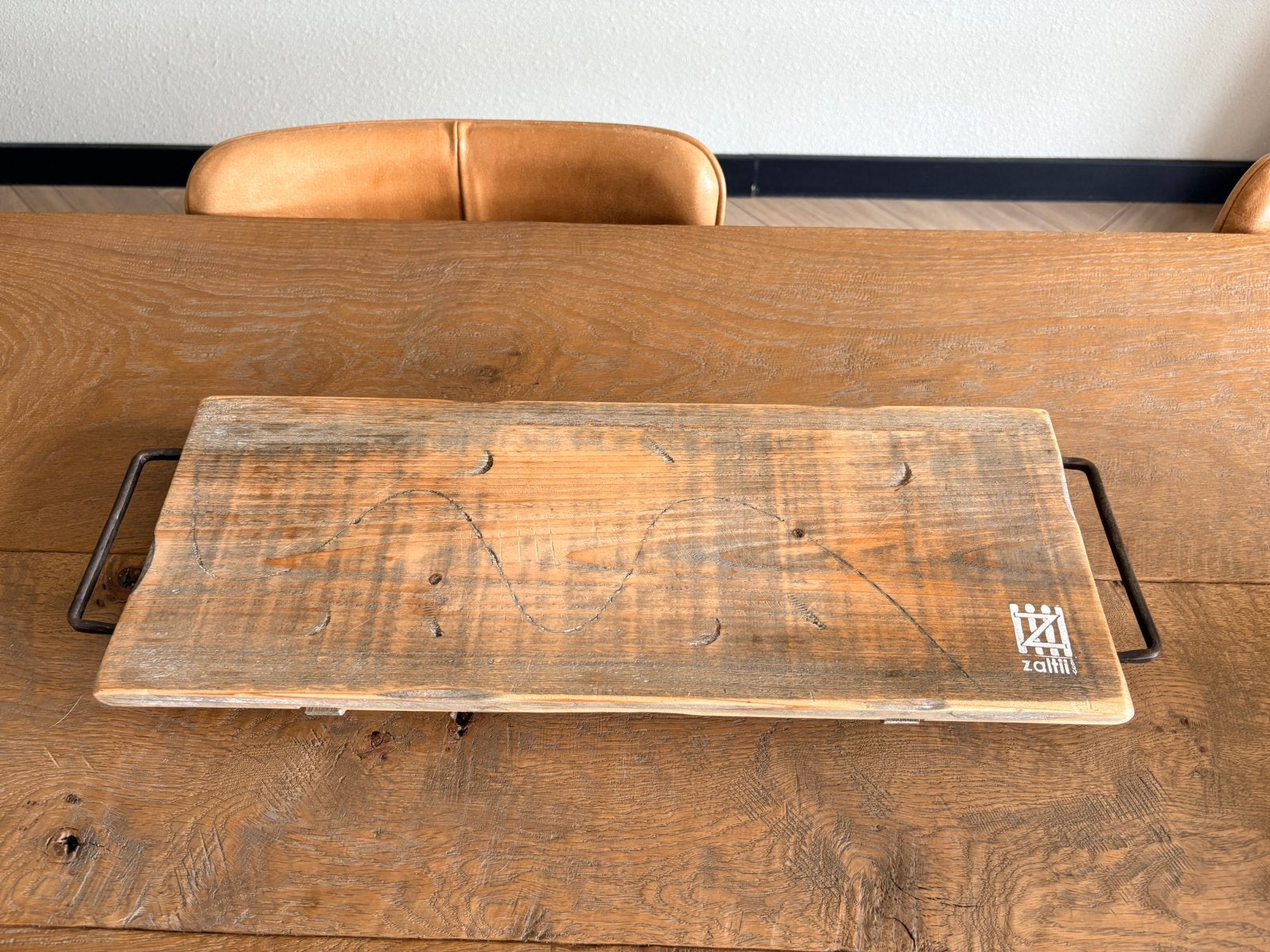 **NIEUW** serveerplank met ijzeren handvatten op pootjes., Huis en Inrichting, Woonaccessoires | Dienbladen, Ophalen, Nieuw, Rechthoekig