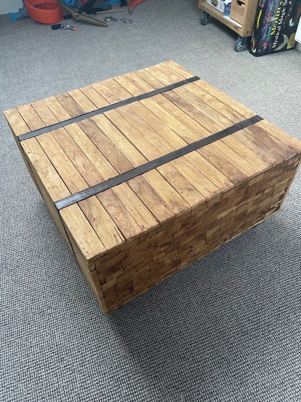 Teakhouten salontafel met stalen banden en wieltjes, Ophalen, Gebruikt, 50 tot 100 cm, 5 – 50