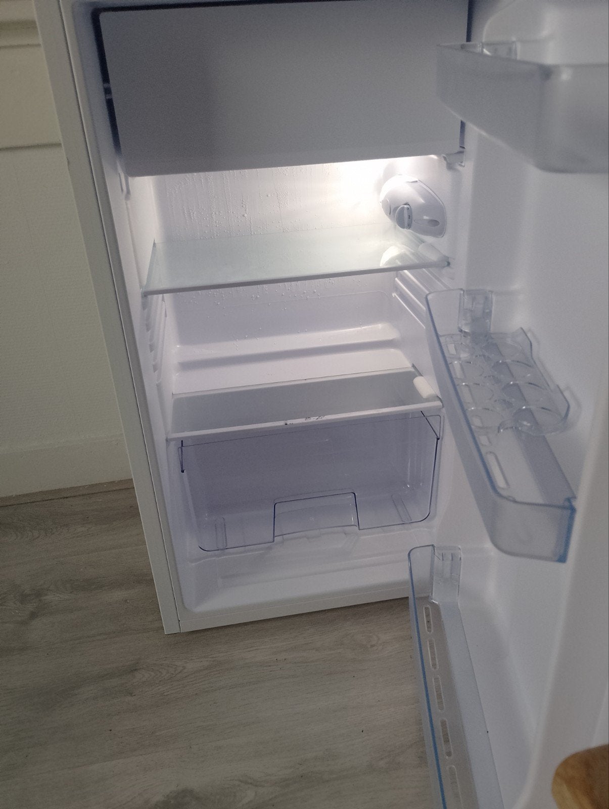Compacte koelkast met vriesvak - ARO TFW8650E 2 maanden oud, Witgoed en Apparatuur, Gebruikt, Minder dan 45 cm, Minder dan 75 liter