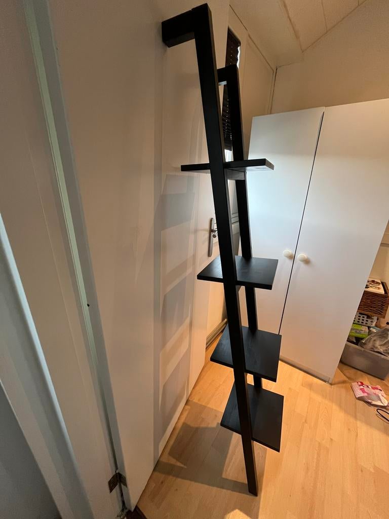Zwart ikea wandrek met vier planken, Ophalen, Gebruikt