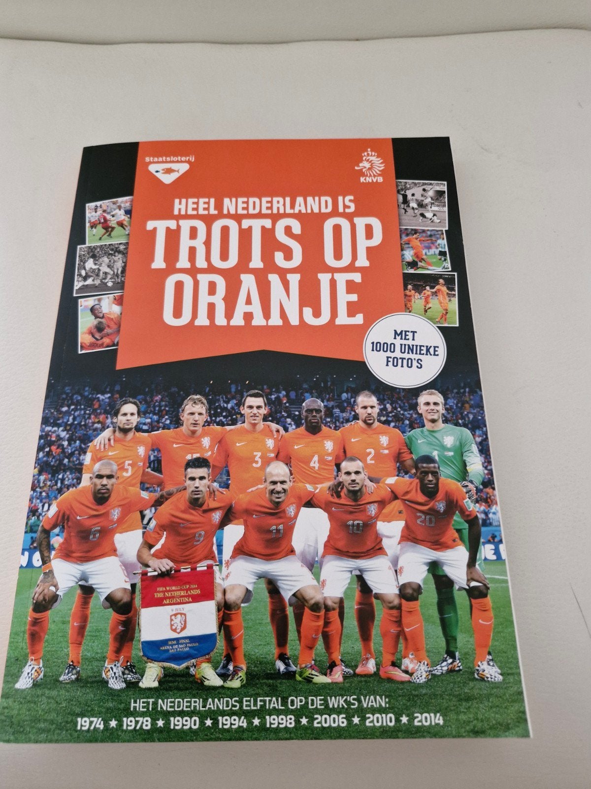 Heel Nederland is Trots op Oranje - WK Geschiedenis, Ophalen of Verzenden, Zo goed als nieuw, Staatsloterij en KNVB, Balsport