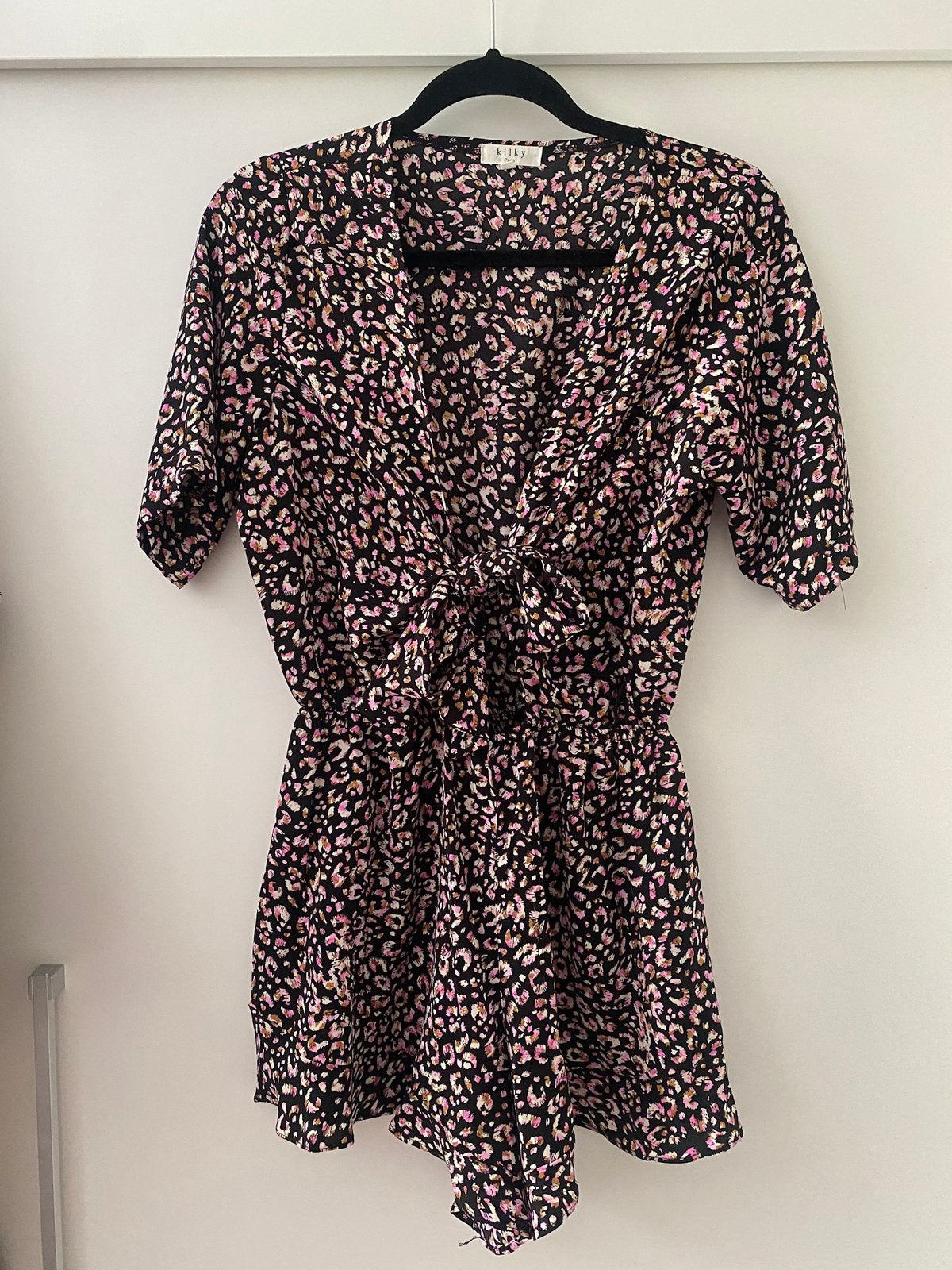 Zwart roze panterprint playsuit pak met strik mt s / m, Ophalen of Verzenden, Zo goed als nieuw, Maat 36 (S), Zwart