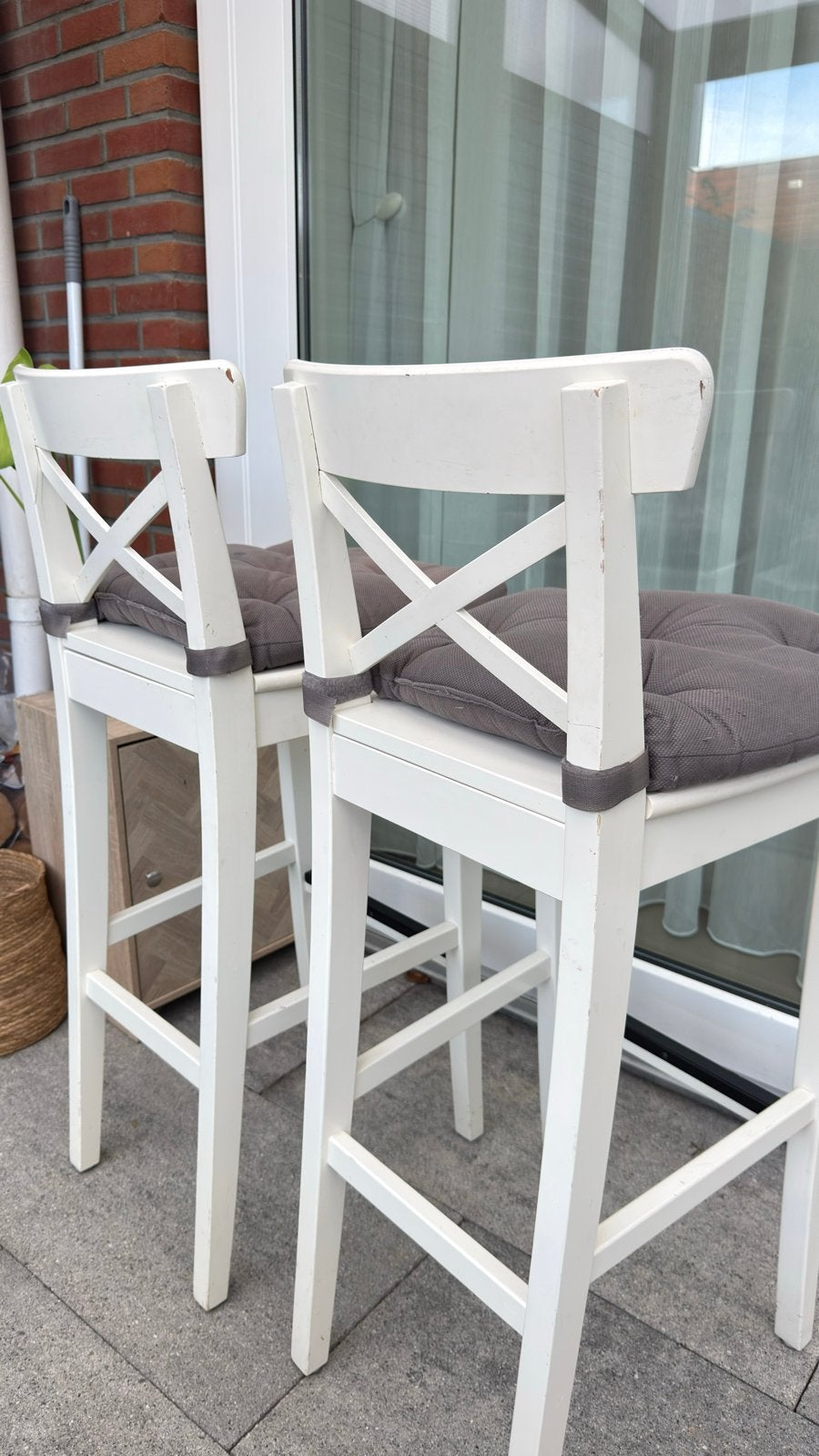 Twee witte IKEA barstoelen met rugleuning, Ophalen, Gebruikt, Met voetsteun, 90 cm of meer