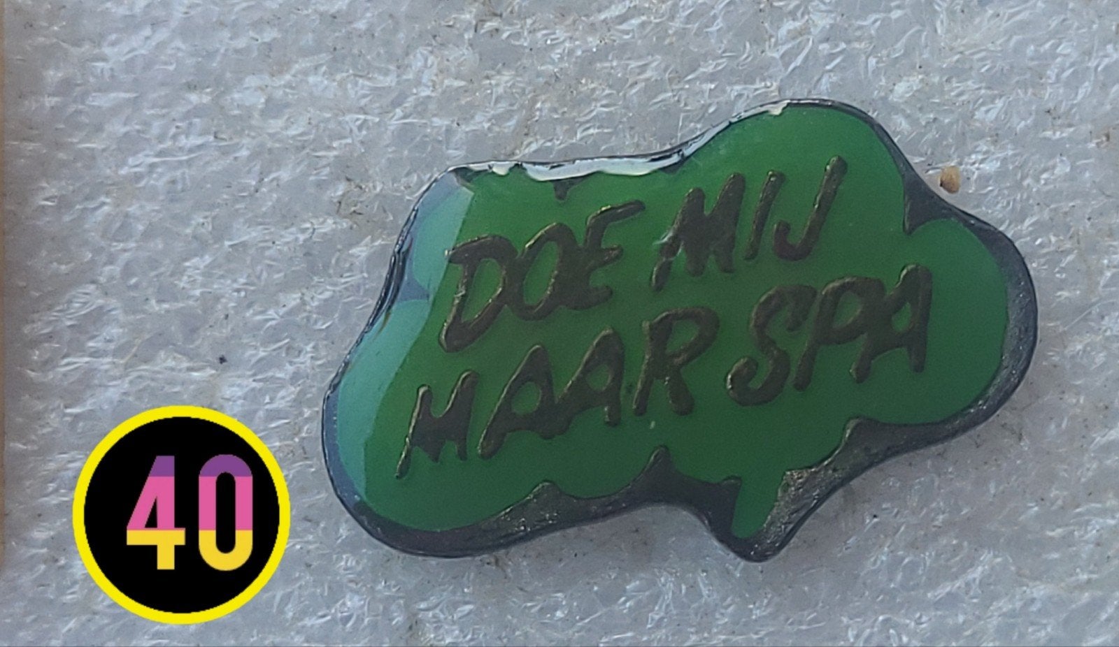 Vintage pin 'Doe mij maar Spa' - Groen emaille speldje, Verzamelen, Speldjes, Pins en Buttons, Verzenden, Gebruikt, Overige onderwerpen