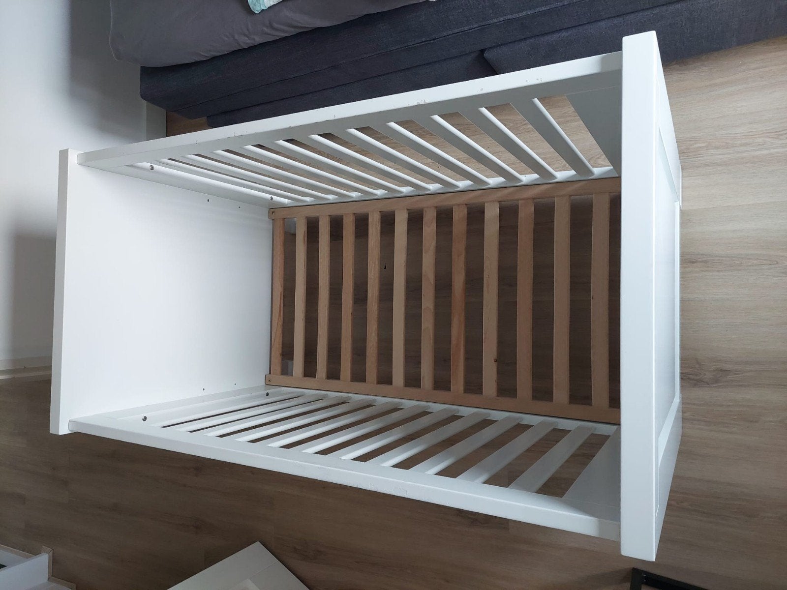 Wit babybedje met lattenbodem en matrasbeschermer, Gebruikt, Minder dan 140 cm, Minder dan 70 cm, Ophalen