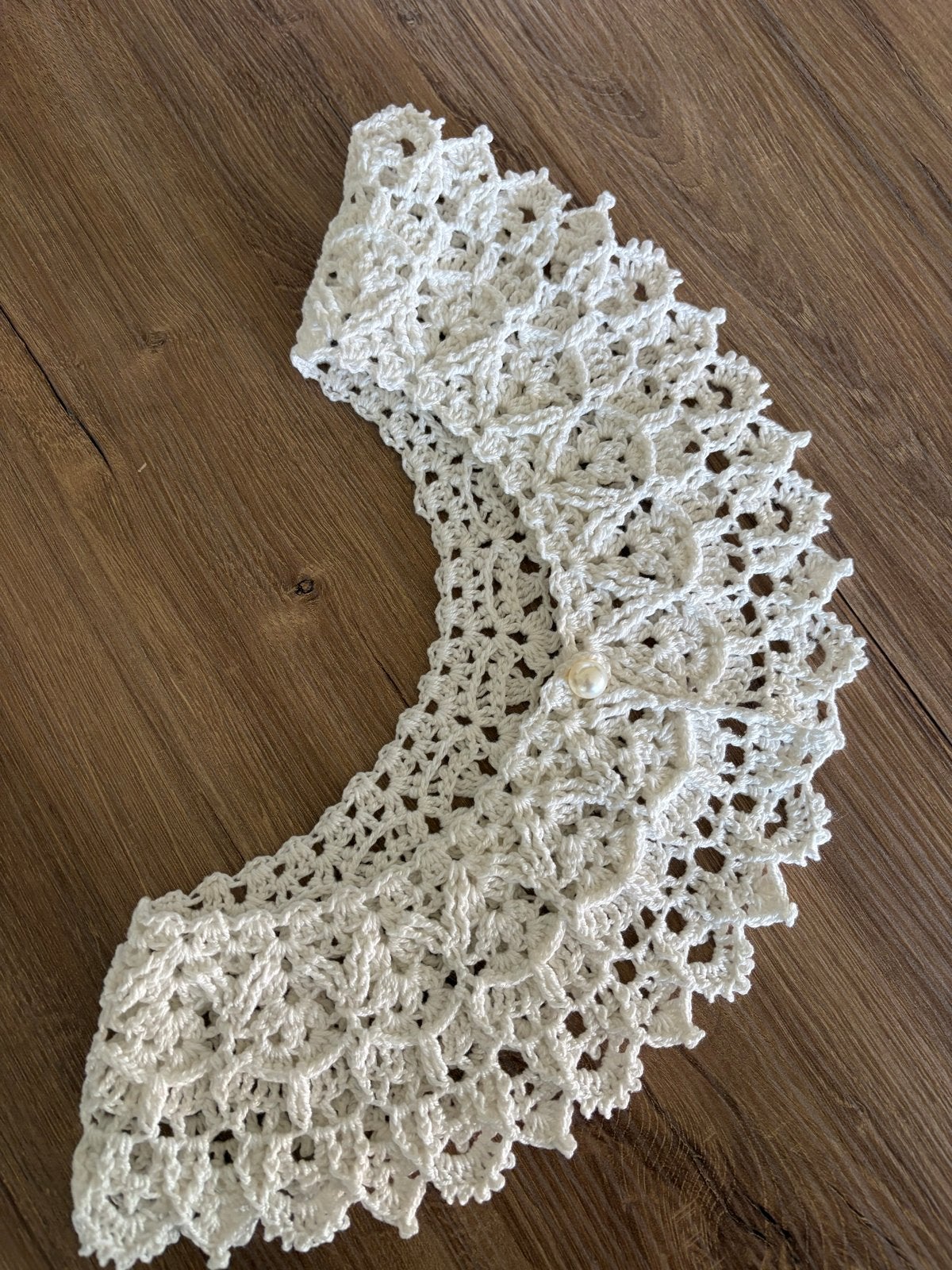Handgemaakte gehaakte kraag met parelmoer knoop, Ophalen of Verzenden, Zo goed als nieuw