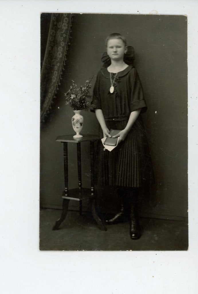 E16; Antieke fotokaart: Meisje met boek en vaas bloemen, Verzamelen, Foto, Ophalen of Verzenden, Zo goed als nieuw, Voor 1940