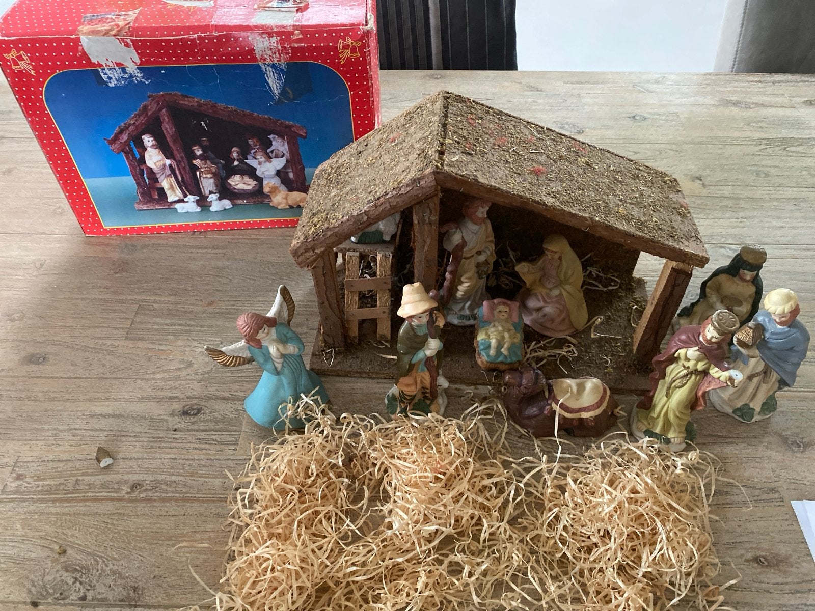 Kerststal met beeldjes - Compleet en in goede staat, Ophalen of Verzenden, Zo goed als nieuw