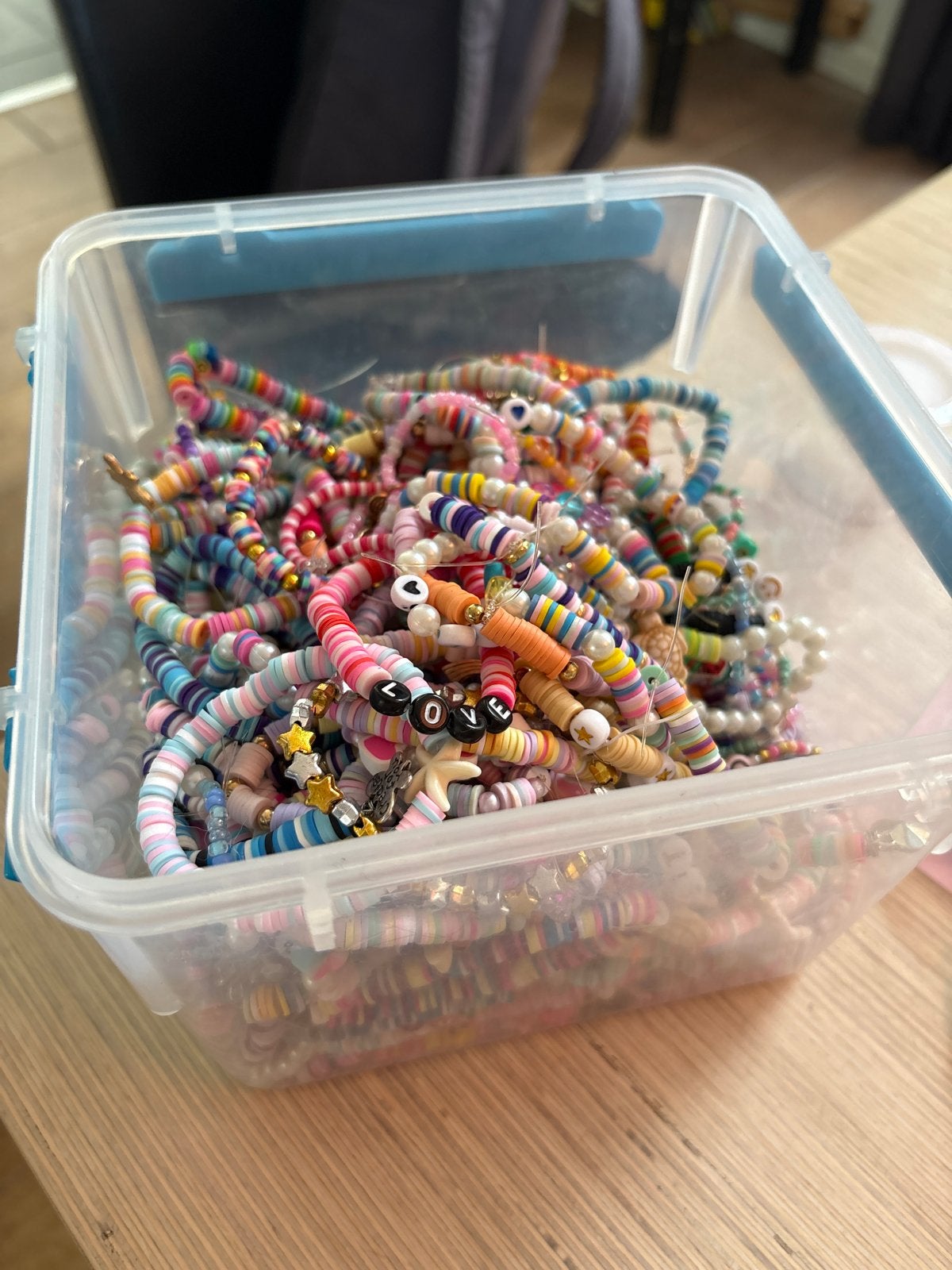 Grote partij kleurrijke kralenarmbanden, Gebruikt, Overige kleuren, Kunststof of Plastic, Ophalen of Verzenden