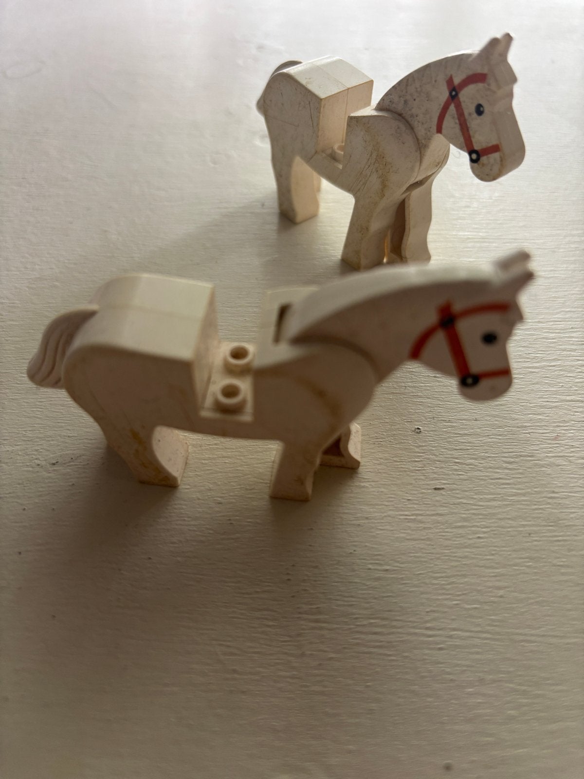 2x Vintage Lego paardjes - Wit met rood halster, Gebruikt, Accessoire, Ophalen of Verzenden, Duplo
