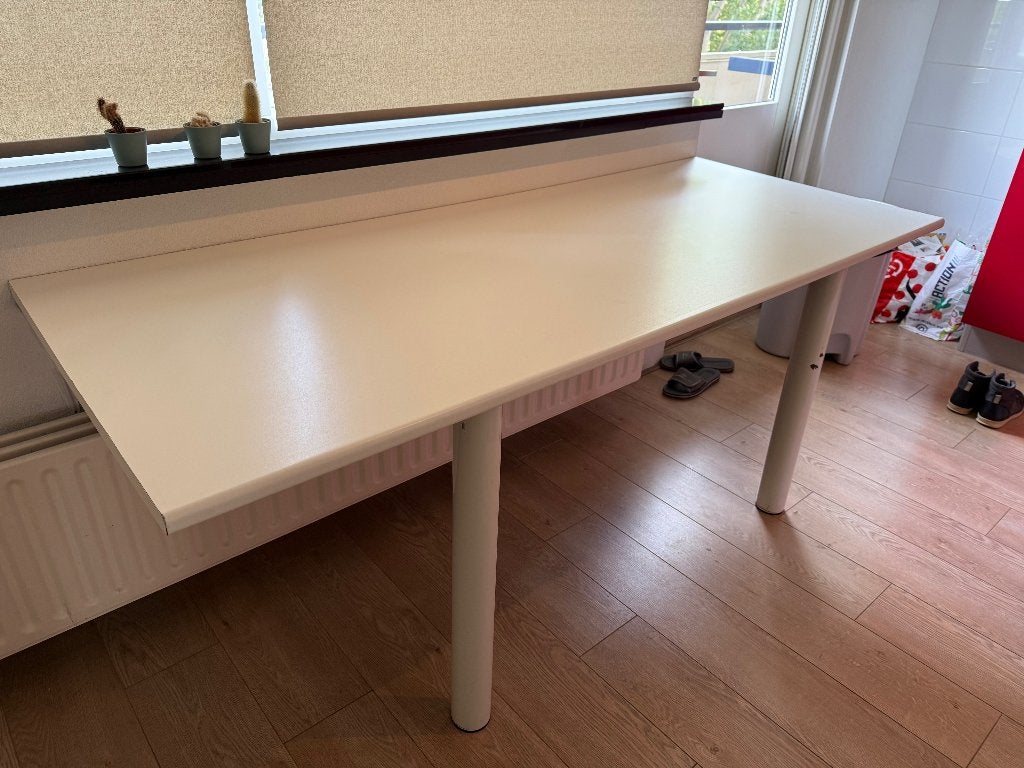 Witte tafel met metalen poten, Ophalen, Overige materialen, Gebruikt, 50 tot 100 cm