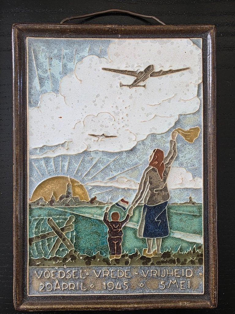 Oorlogsherdenkingstegel Voedsel Vrede Vrijheid 1945, Ophalen of Verzenden